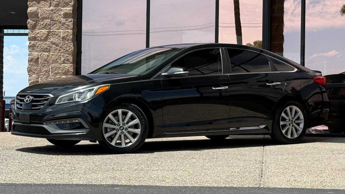 Used 2017 Hyundai Sonata Limited w/ Ultimate Package 04 FWD image 3