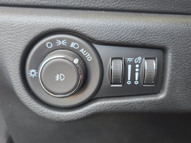 Certified 2025 Chrysler Pacifica Select AWD/4WD image 17
