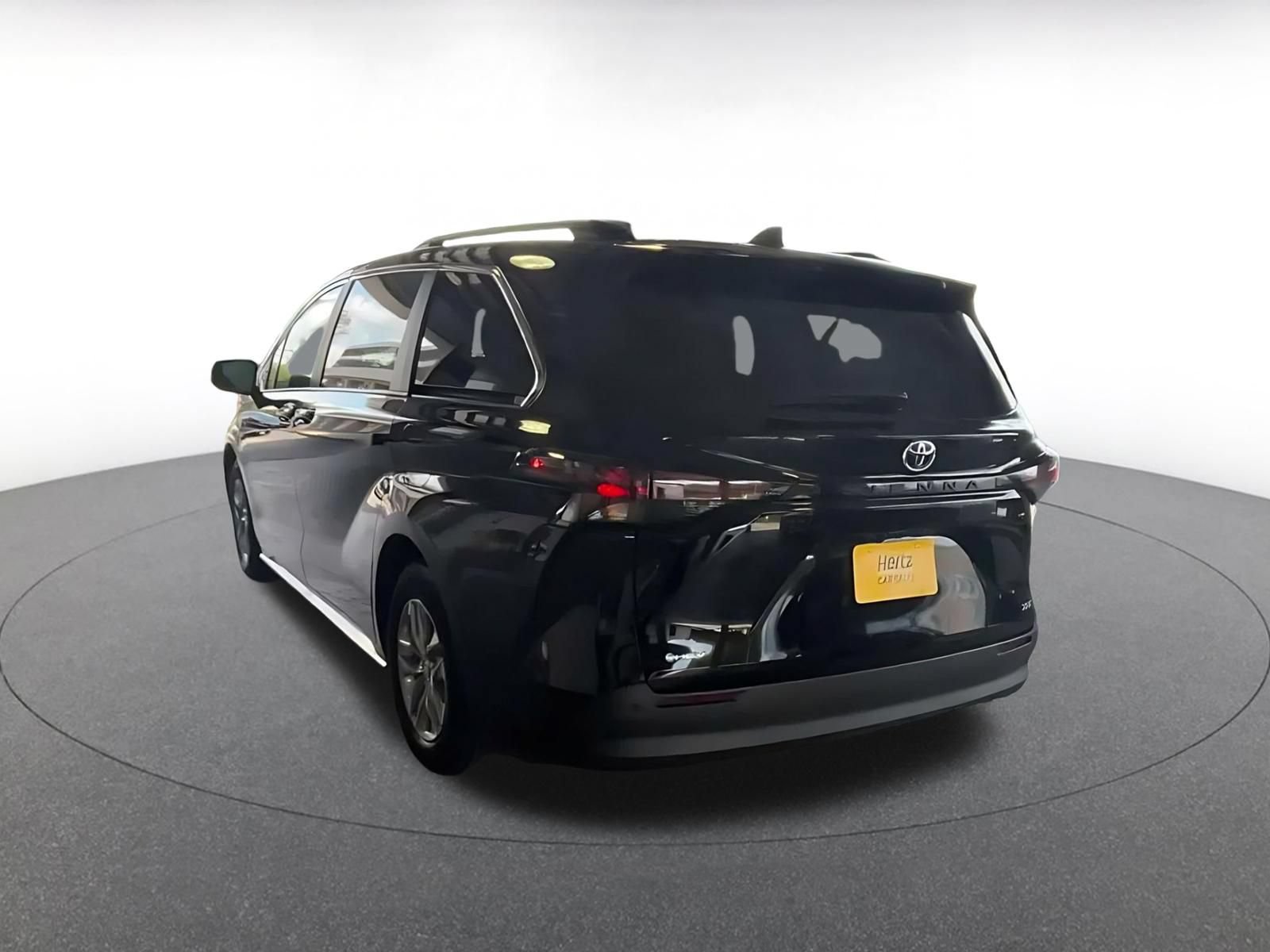 Used 2025 Toyota Sienna XLE FWD image 10