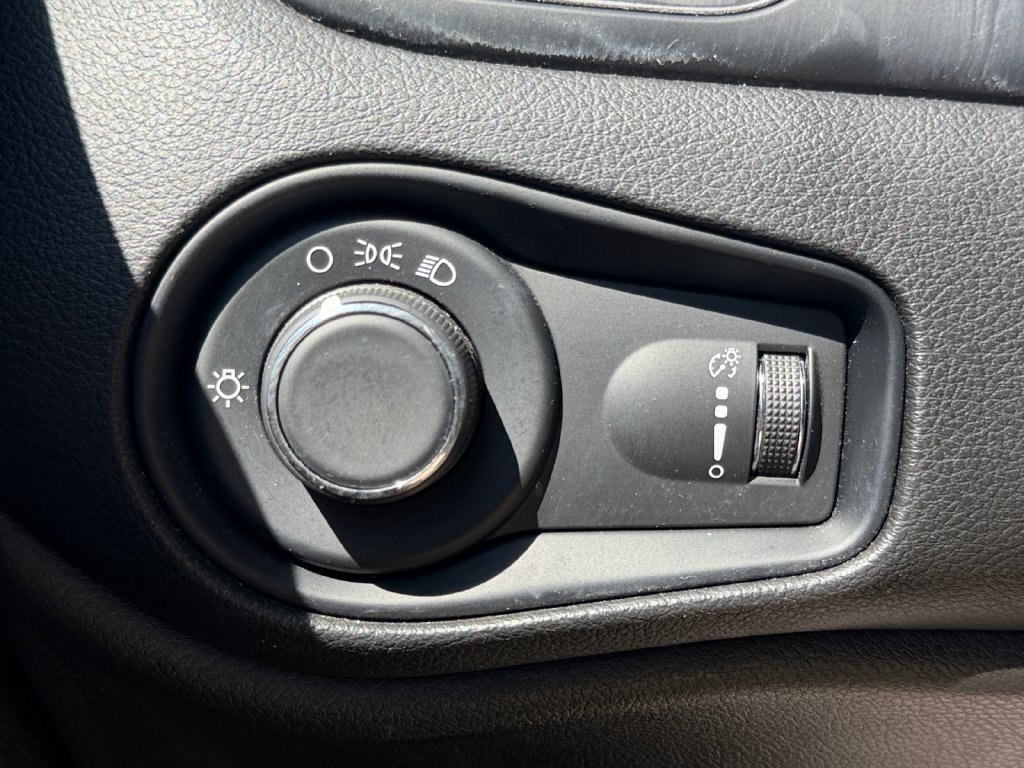 Used 2023 Jeep Renegade Latitude AWD/4WD image 24
