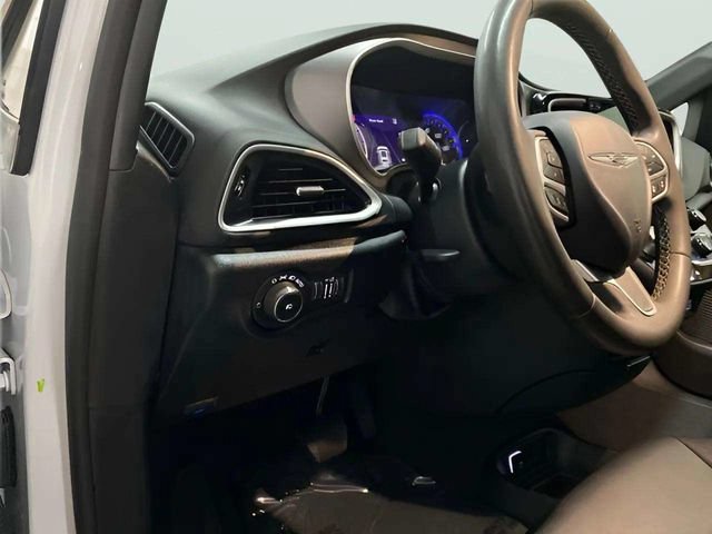 Used 2025 Chrysler Pacifica Select FWD image 16