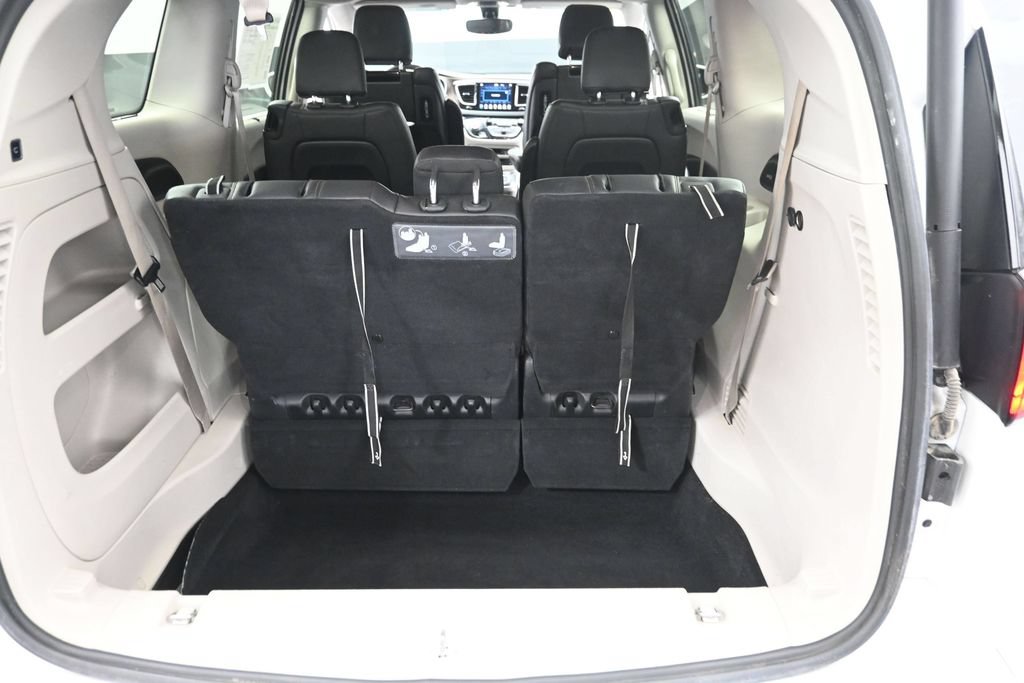 Used 2018 Chrysler Pacifica Touring-L Plus w/ Tire & Wheel Group FWD image 11