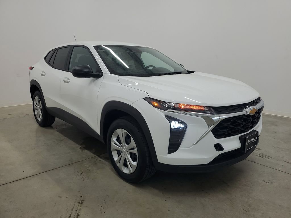 Used 2025 Chevrolet Trax LS w/ Driver Confidence Package image 4