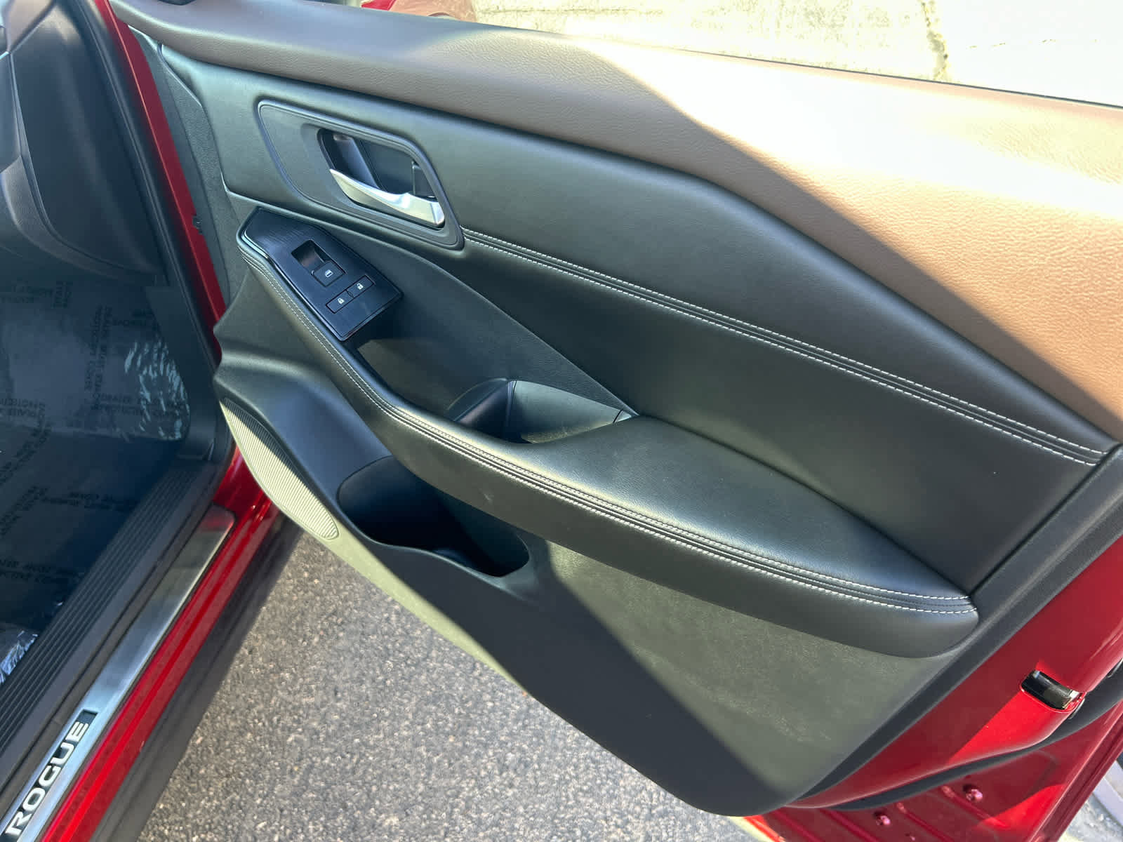 Used 2023 Nissan Rogue SV w/ SV Premium B Package image 28