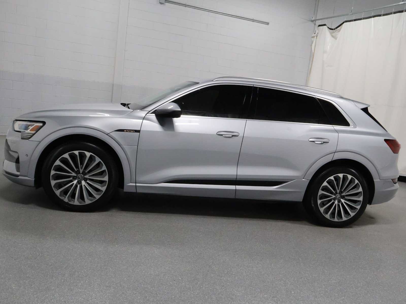 Used 2019 Audi e-tron Prestige w/ Prestige Package AWD/4WD image 2