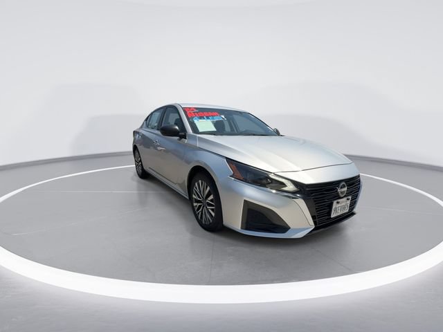 Used 2024 Nissan Altima 2.5 SV FWD image 2