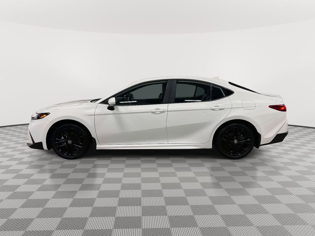 Used 2025 Toyota Camry SE image 4