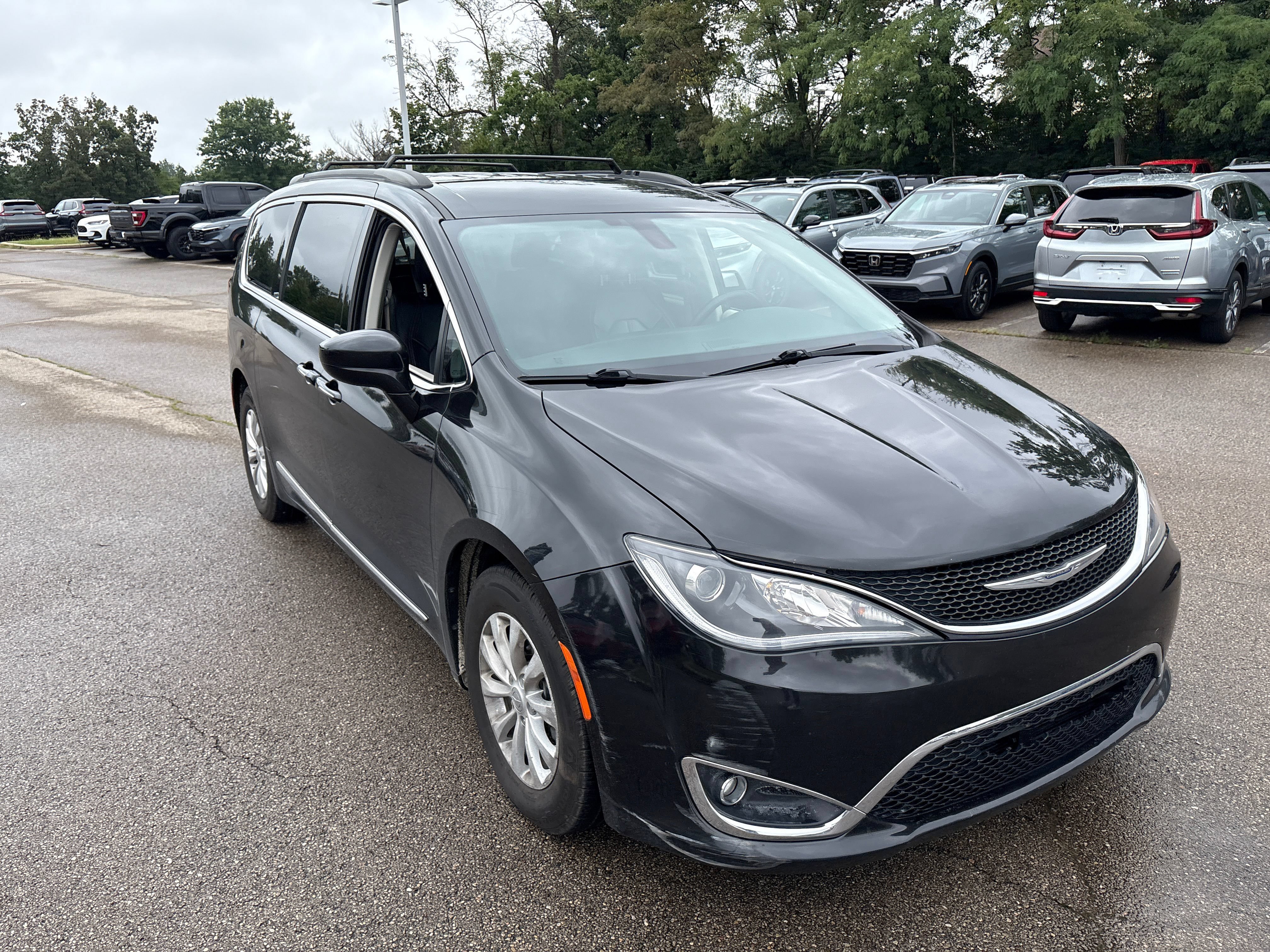 Used 2017 Chrysler Pacifica Touring-L FWD image 19