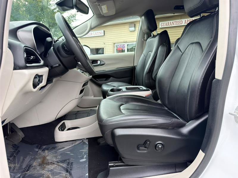 Used 2024 Chrysler Pacifica Touring-L FWD image 16