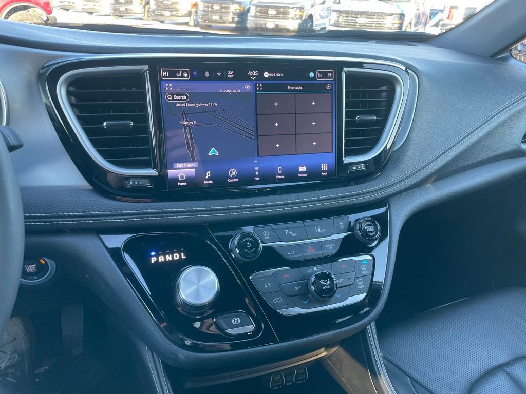 Used 2025 Chrysler Pacifica Limited image 11