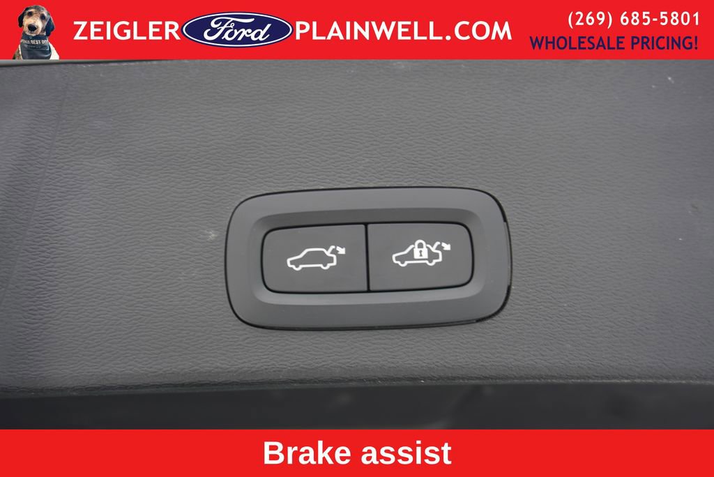 Used 2024 Volvo XC40 B5 Core image 11