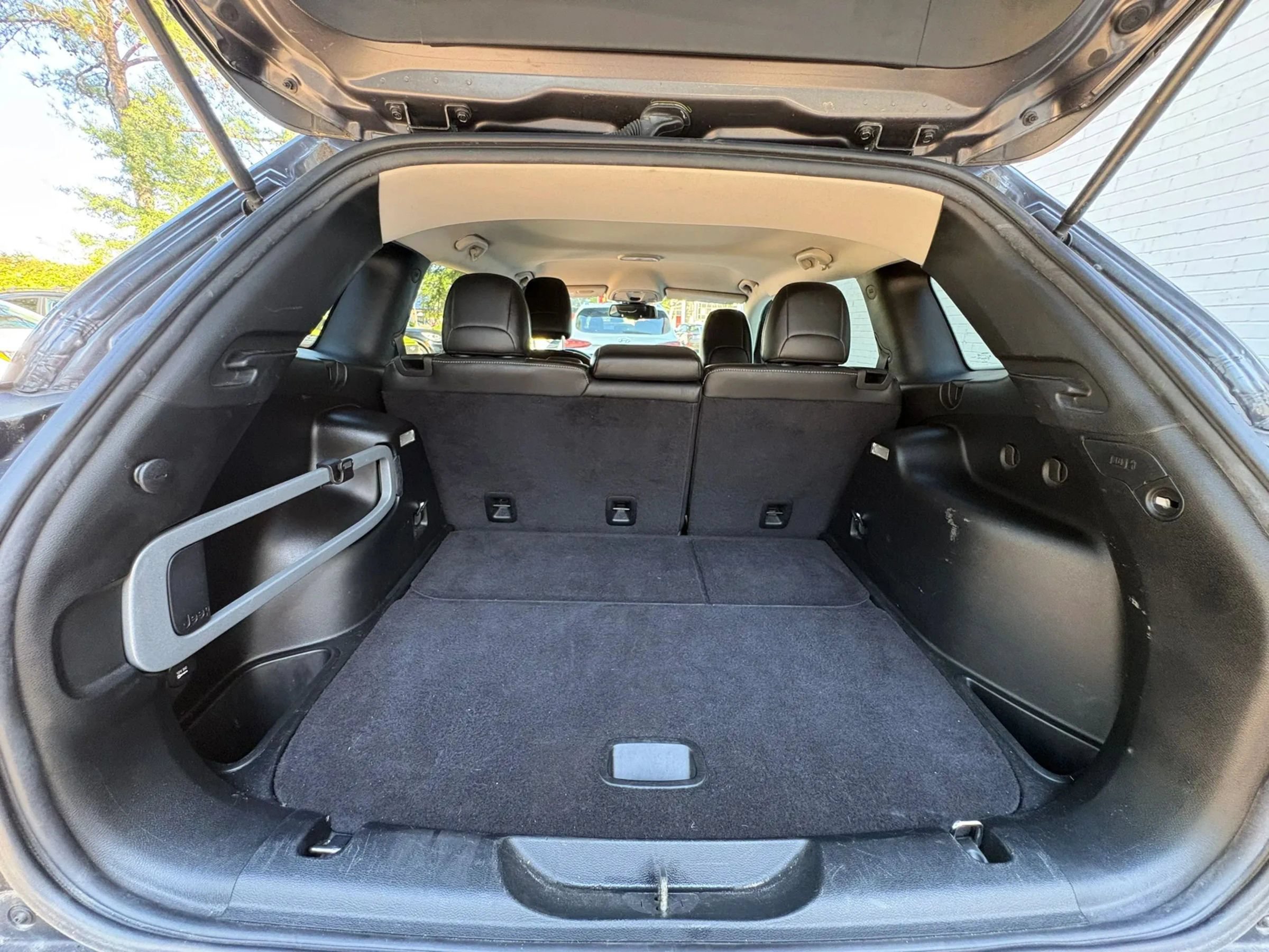 Used 2017 Jeep Cherokee Limited FWD image 19