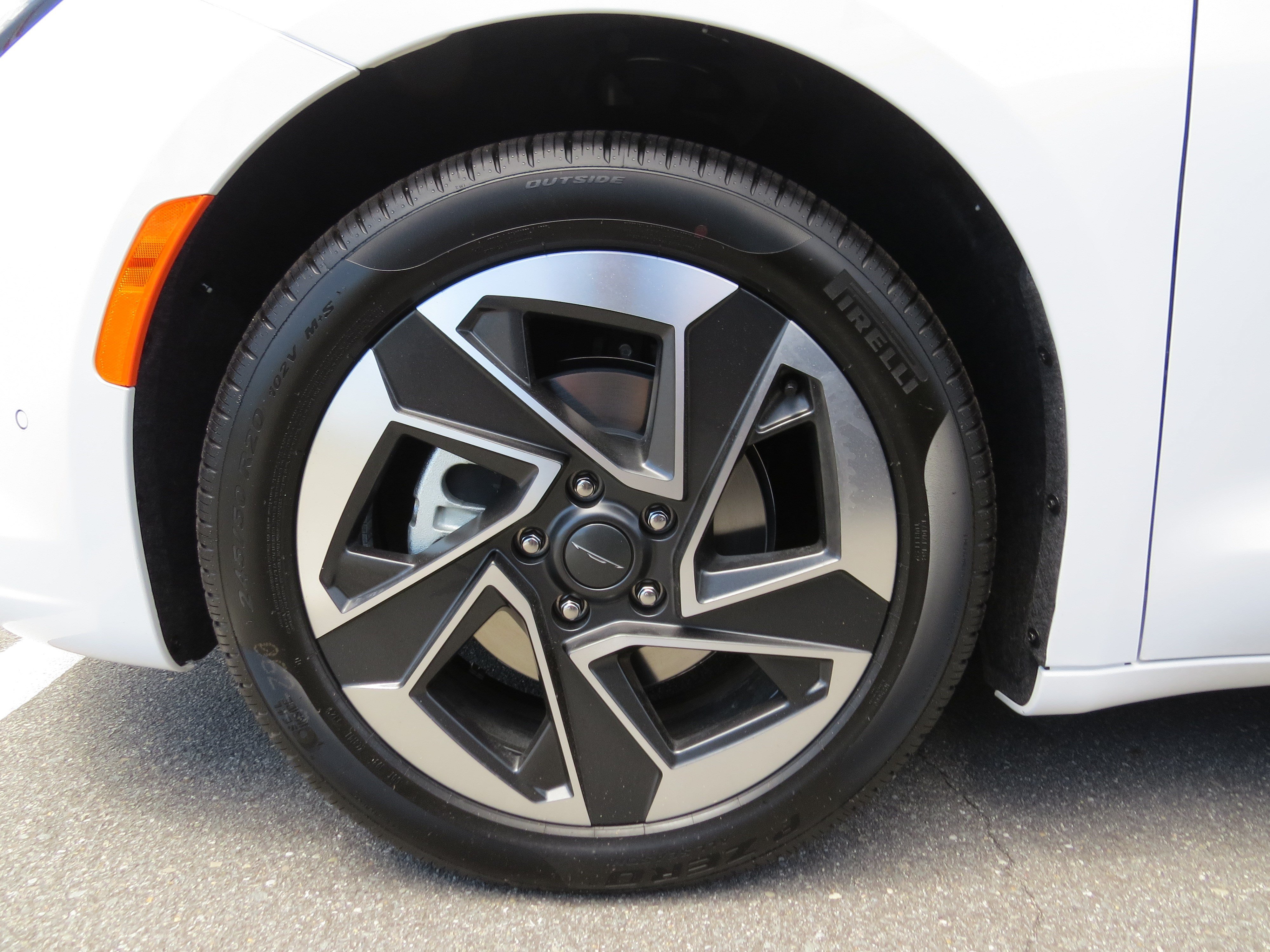 New 2027 Chrysler Pacifica Limited FWD image 8