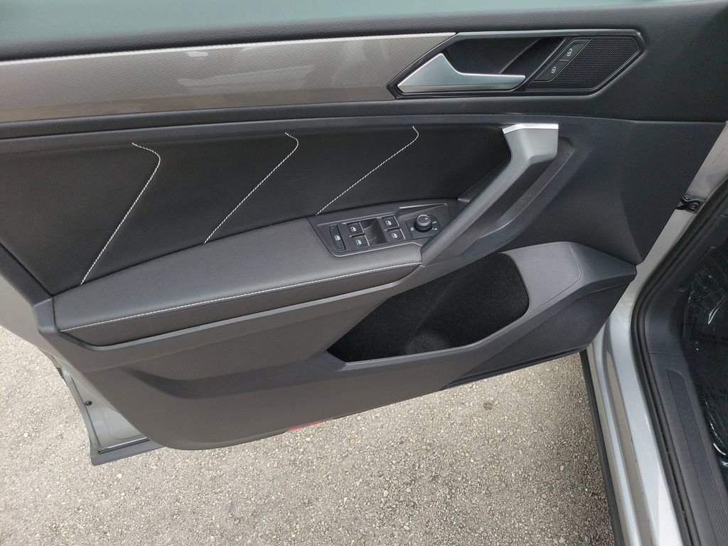 Used 2023 Volkswagen Tiguan SE w/ Panoramic Sunroof Package FWD image 15