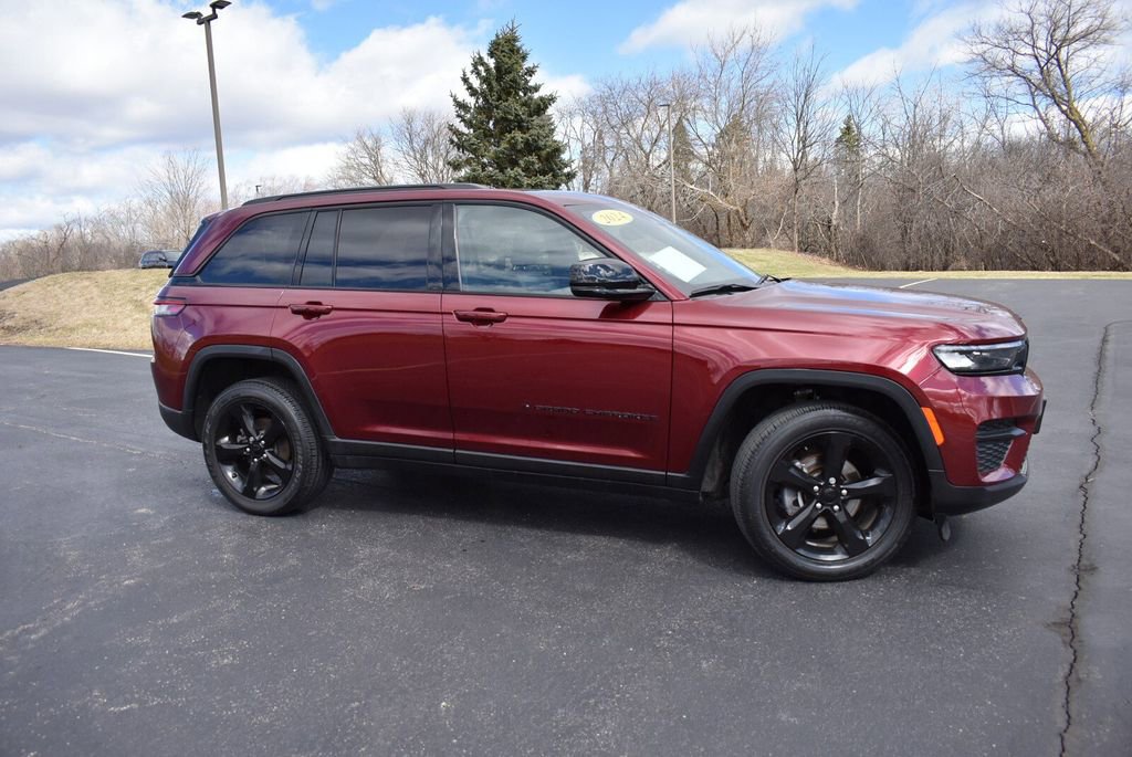 Used 2024 Jeep Grand Cherokee Altitude image 4