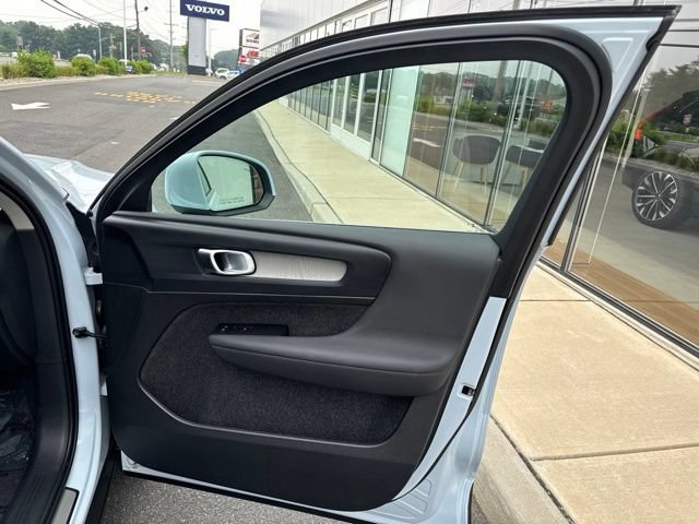 Certified 2025 Volvo XC40 B5 Core AWD/4WD image 13