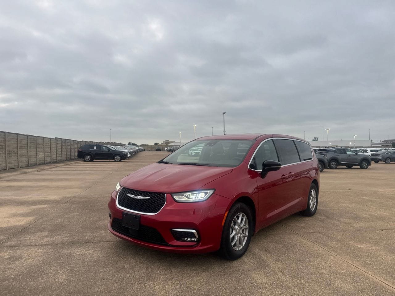 Used 2025 Chrysler Pacifica Select FWD image 7