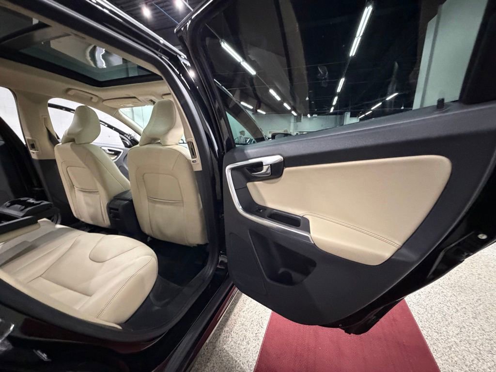 Used 2016 Volvo XC60 T6 w/ Proximity Package AWD/4WD image 23