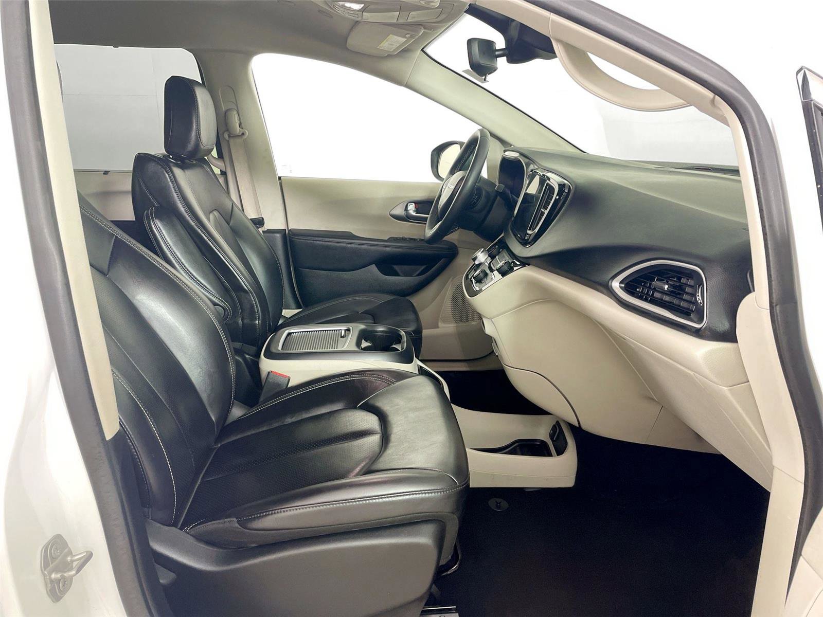 Used 2023 Chrysler Pacifica Touring-L image 27