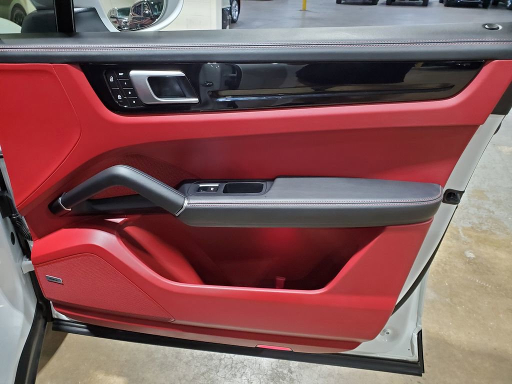 Used 2022 Porsche Cayenne image 17