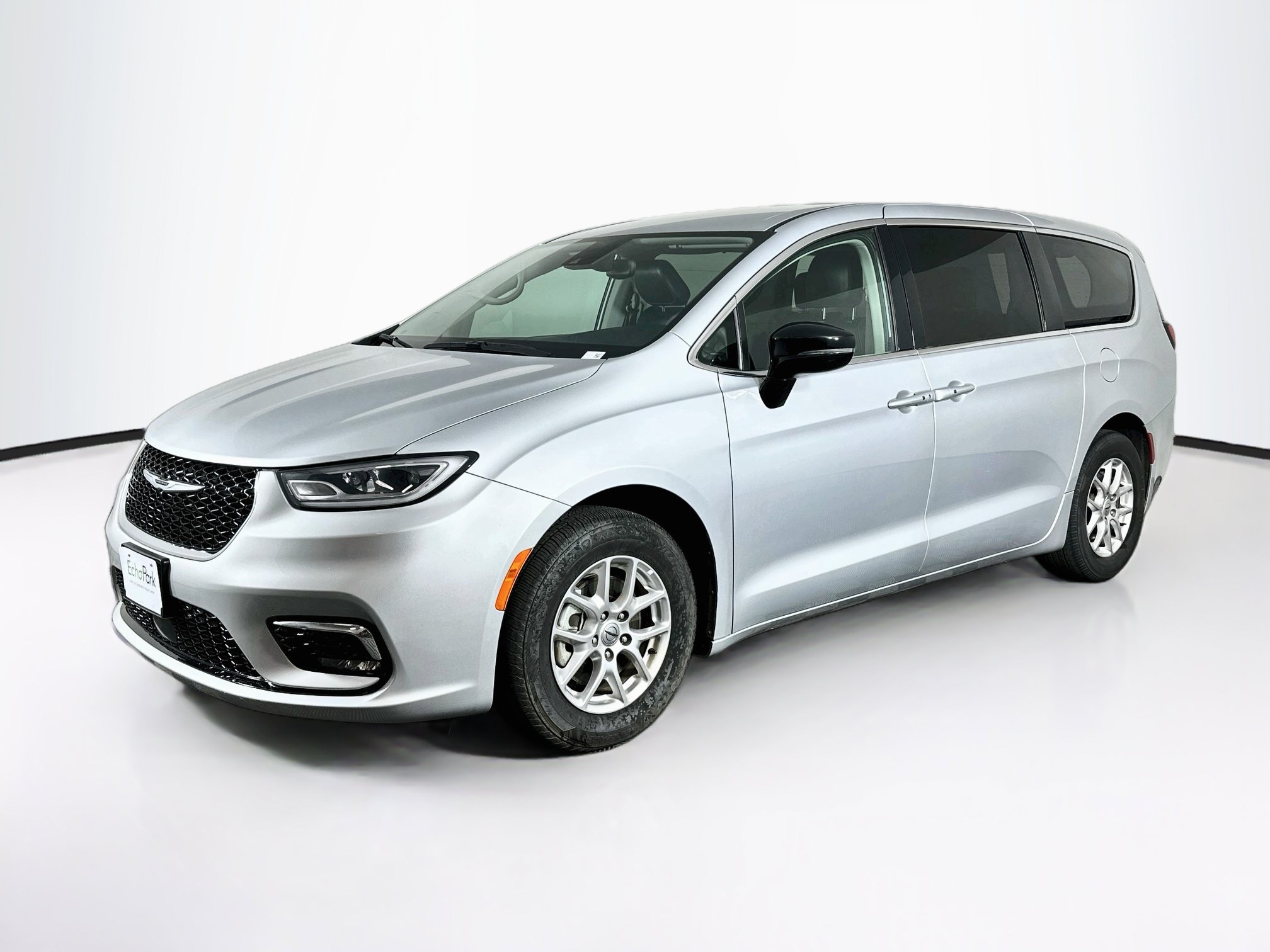 Used 2024 Chrysler Pacifica Touring-L FWD image 3