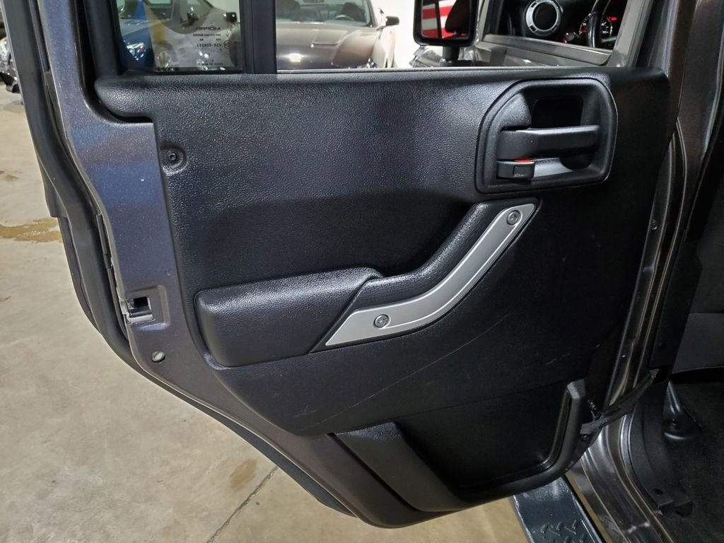 Used 2014 Jeep Wrangler Unlimited Sahara w/ Connectivity Group image 28