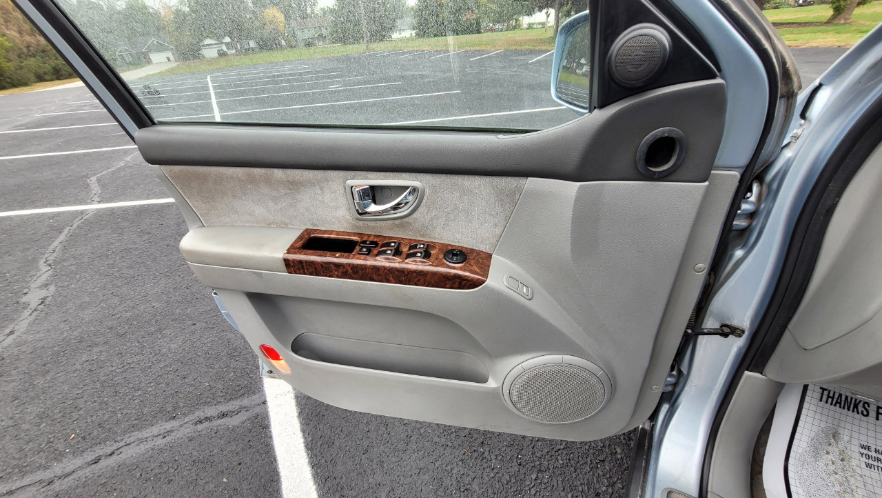 Used 2004 Kia Sorento LX image 11