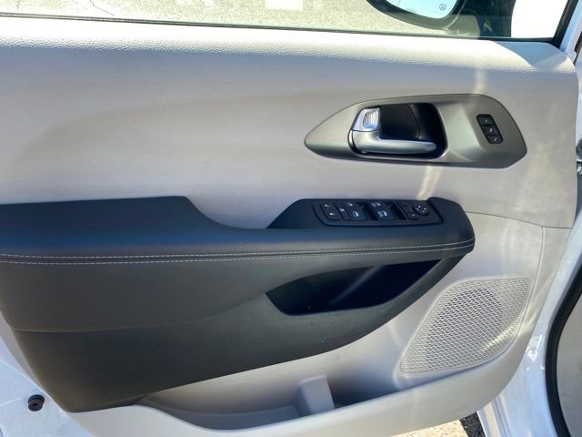 Used 2024 Chrysler Pacifica Touring-L image 15