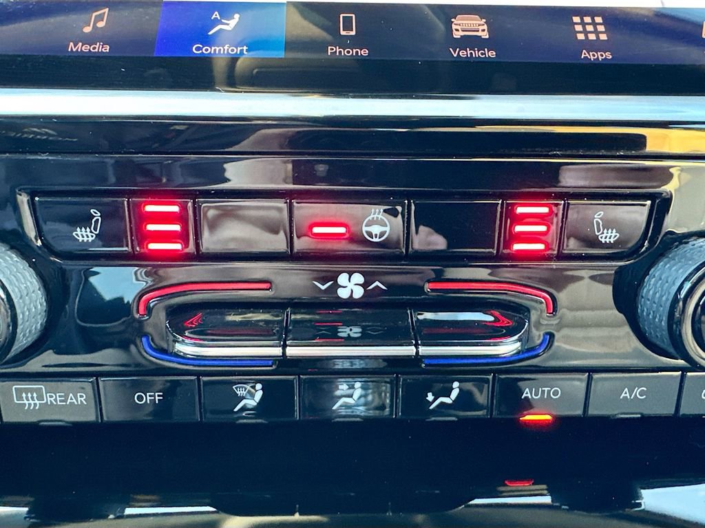 Used 2024 Jeep Grand Cherokee Limited image 18