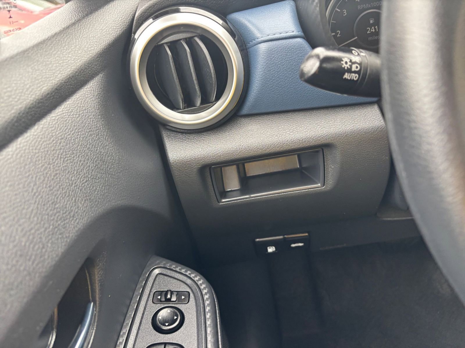Used 2025 Nissan Versa SV image 32
