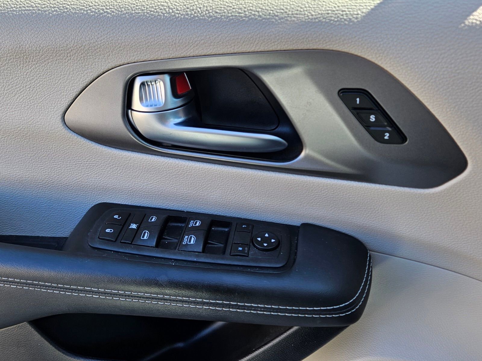 Used 2023 Chrysler Pacifica Touring-L image 30