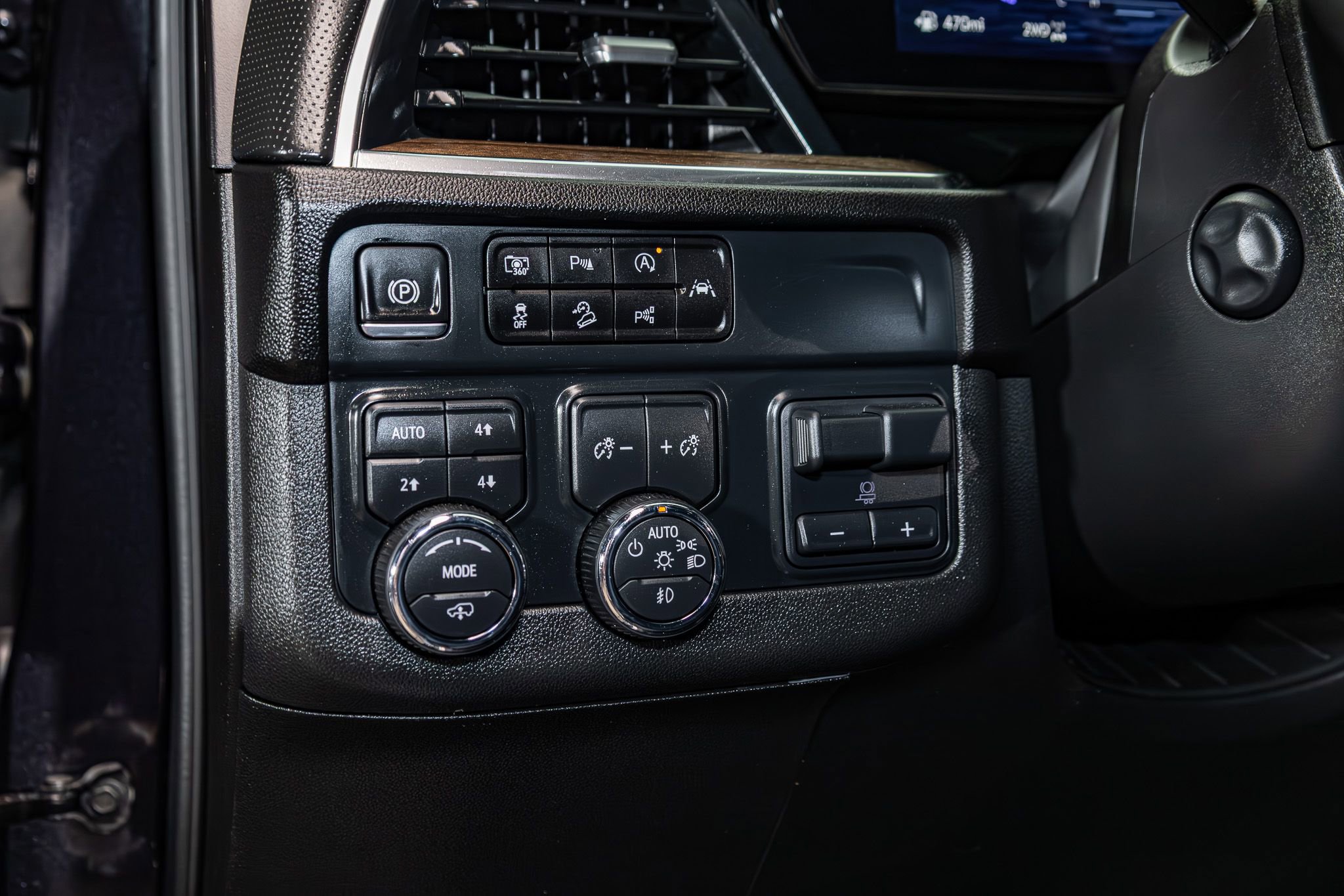 Used 2025 Chevrolet Suburban High Country AWD/4WD image 17