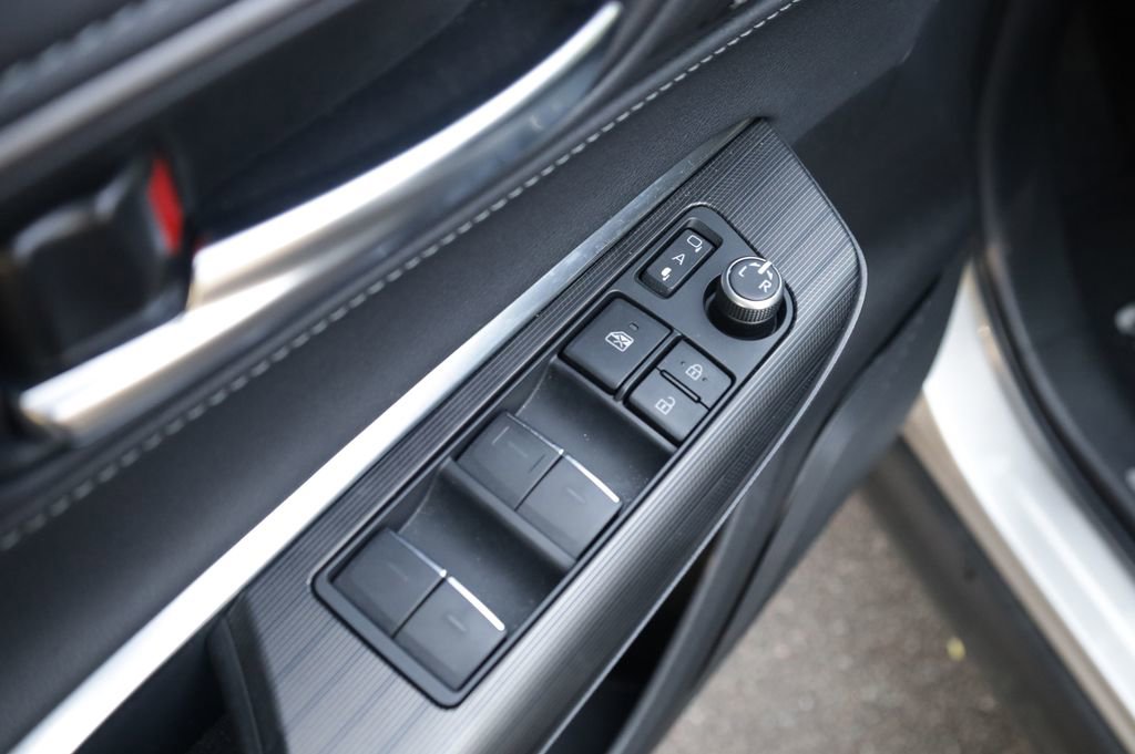 Used 2022 Toyota Venza XLE AWD/4WD image 25