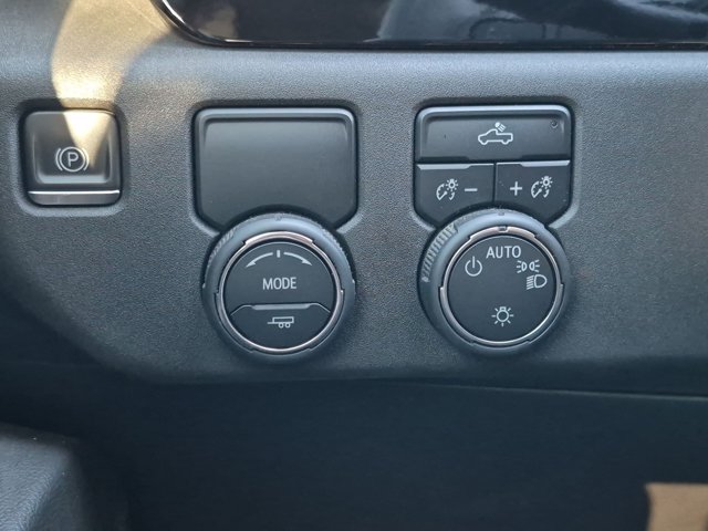 Used 2022 Chevrolet Silverado 1500 LT RWD image 10