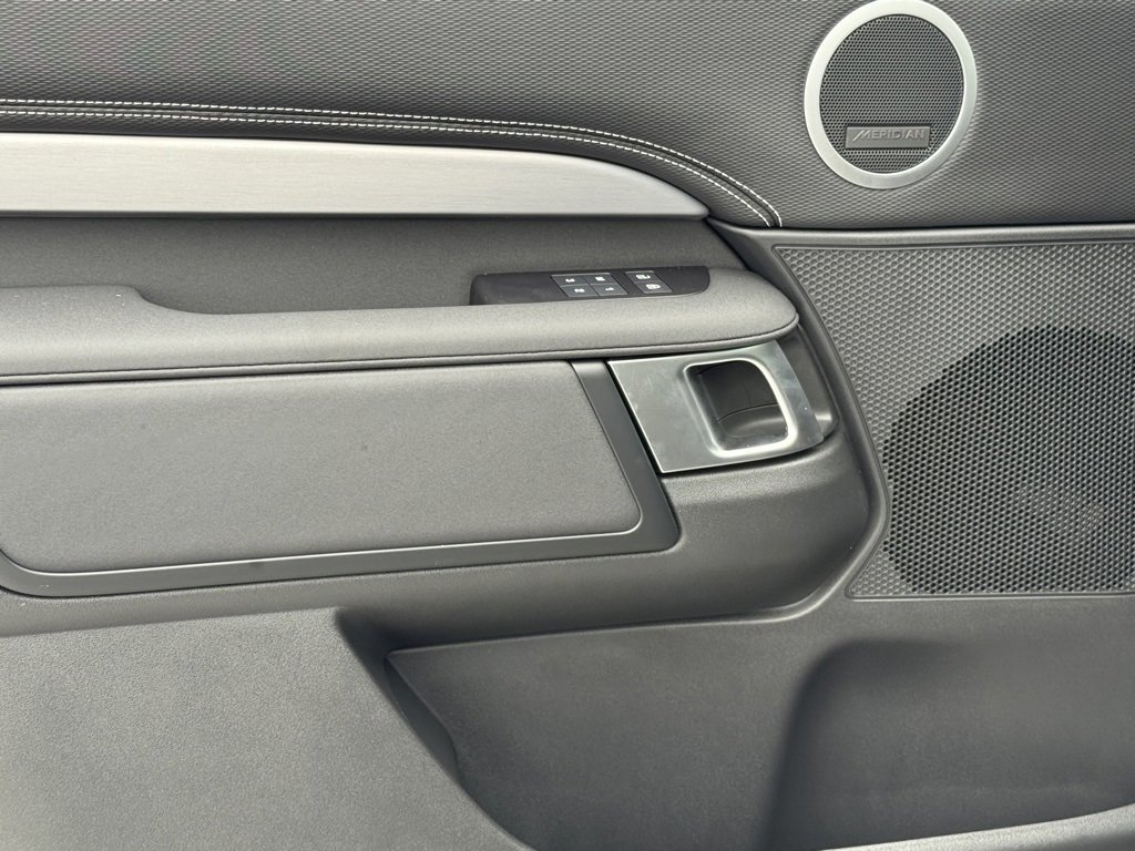 New 2025 Land Rover Discovery Dynamic SE image 10