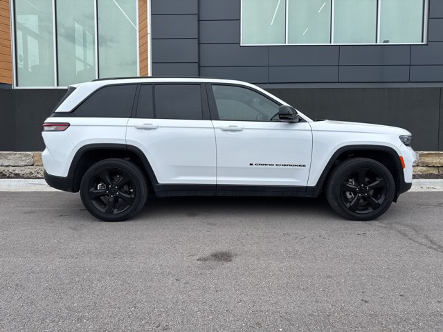 Used 2023 Jeep Grand Cherokee Altitude AWD/4WD image 2