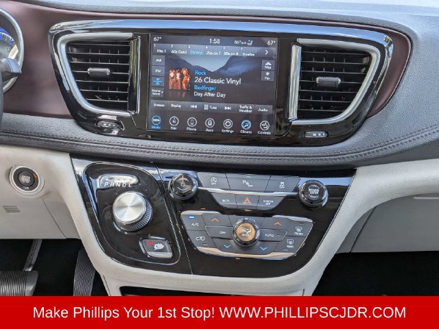 Certified 2019 Chrysler Pacifica Limited FWD image 17