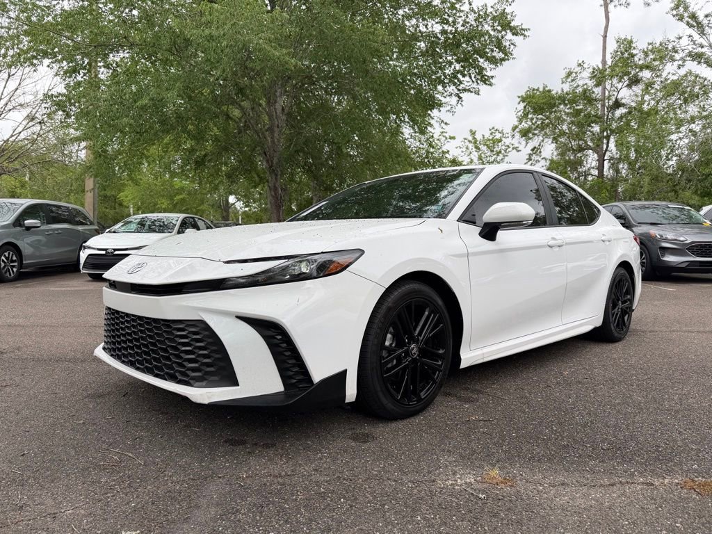 Used 2025 Toyota Camry SE FWD image 3