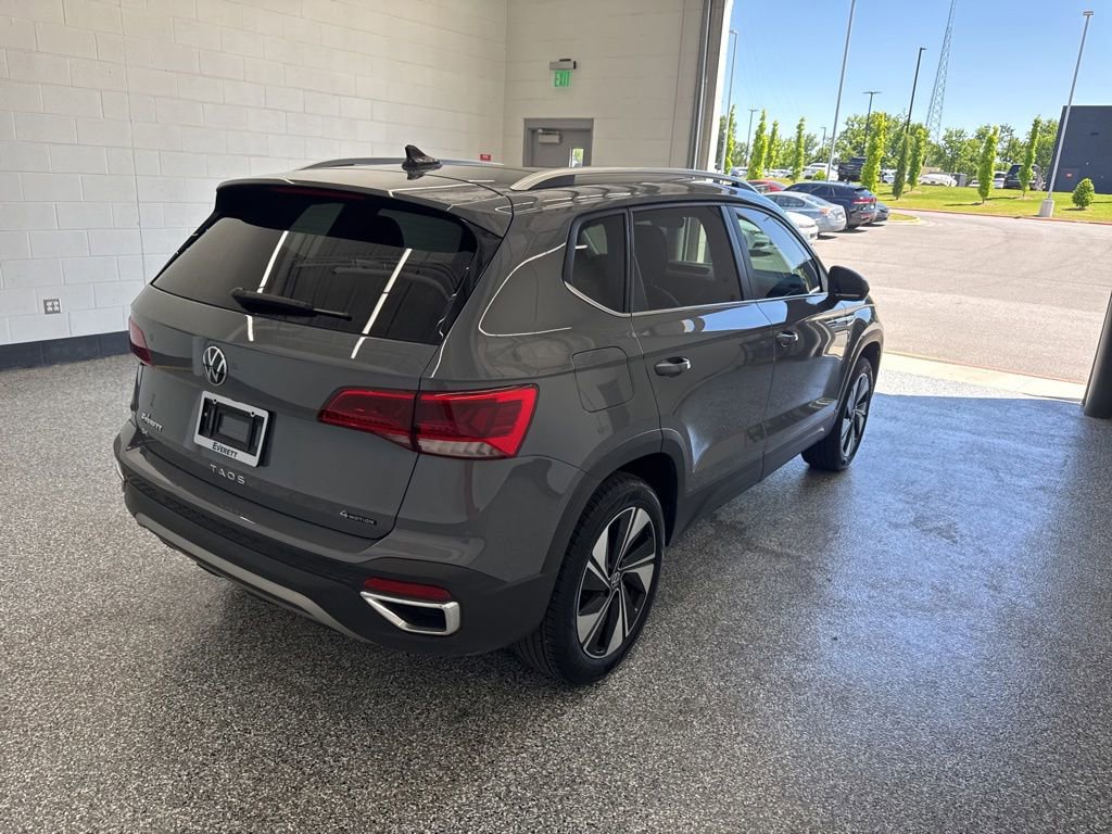 Used 2024 Volkswagen Taos SE w/ Panoramic Sunroof Package AWD/4WD image 5