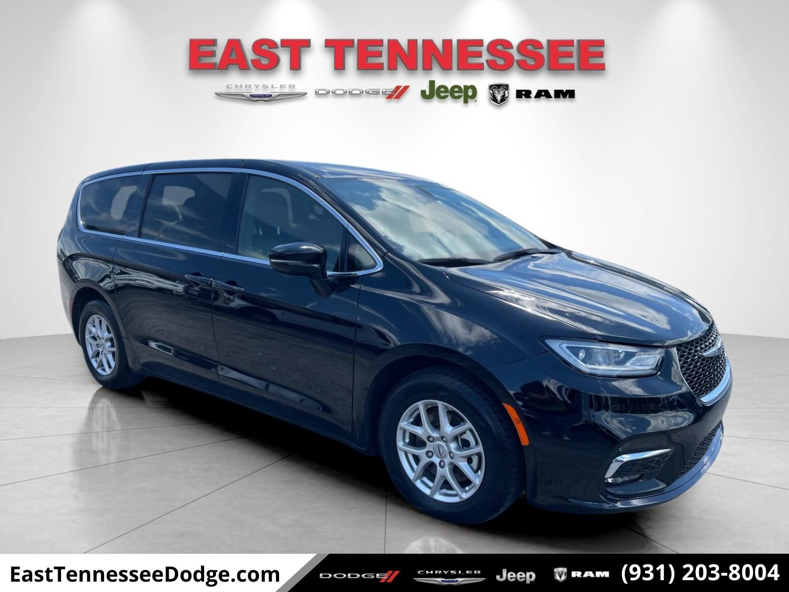 Used 2025 Chrysler Pacifica Select FWD image 1