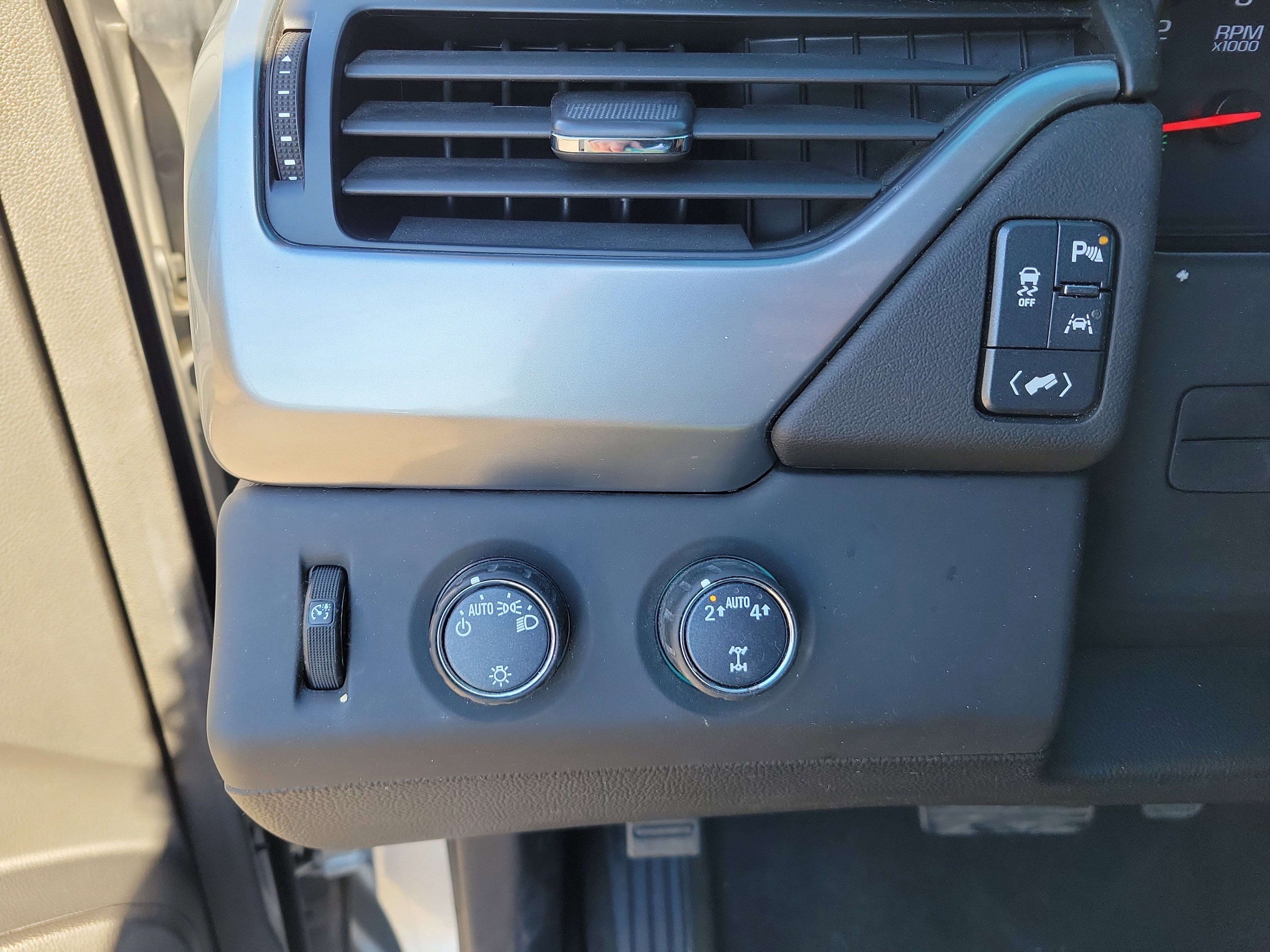 Used 2018 Chevrolet Tahoe LT AWD/4WD image 17