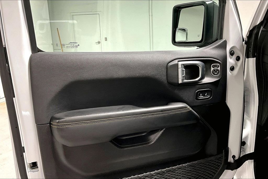 Used 2025 Jeep Wrangler Unlimited Sahara AWD/4WD image 21
