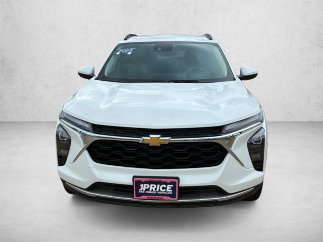 Used 2025 Chevrolet Trax LT FWD image 2