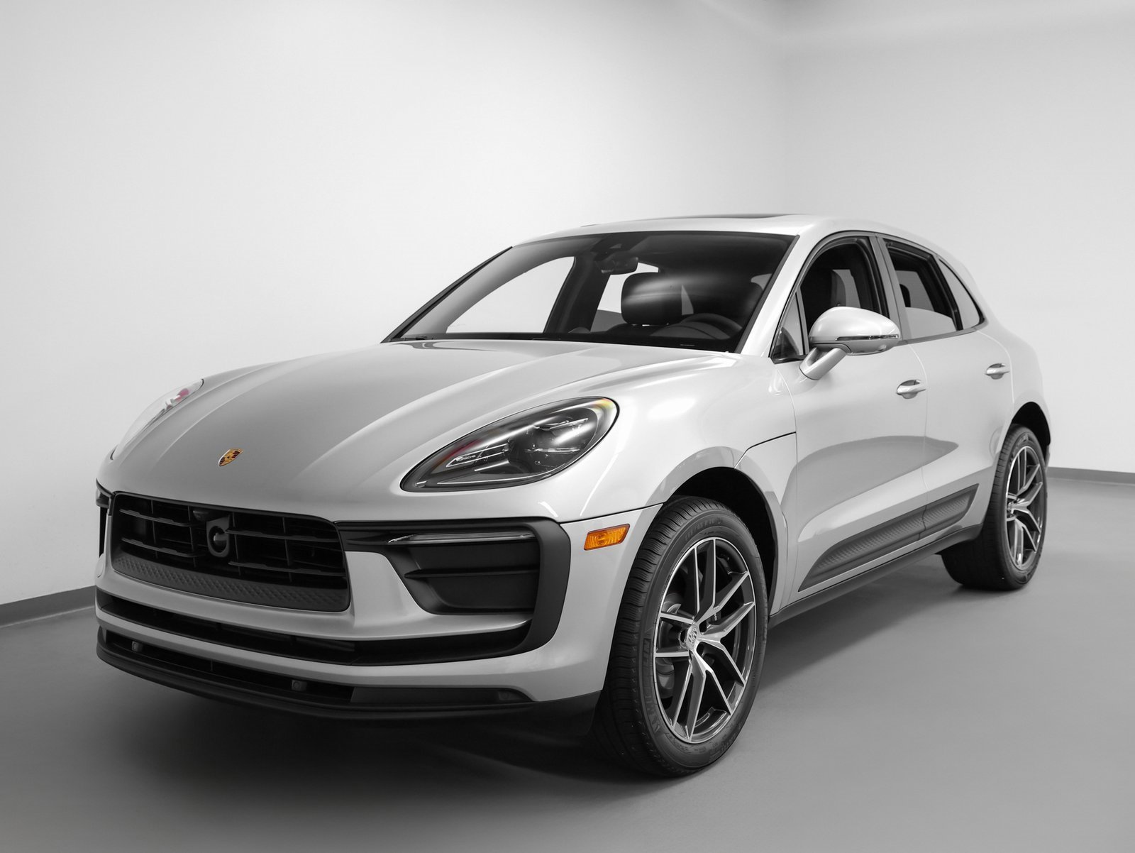 Certified 2025 Porsche Macan image 6