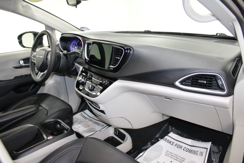 Used 2024 Chrysler Pacifica Touring-L image 29