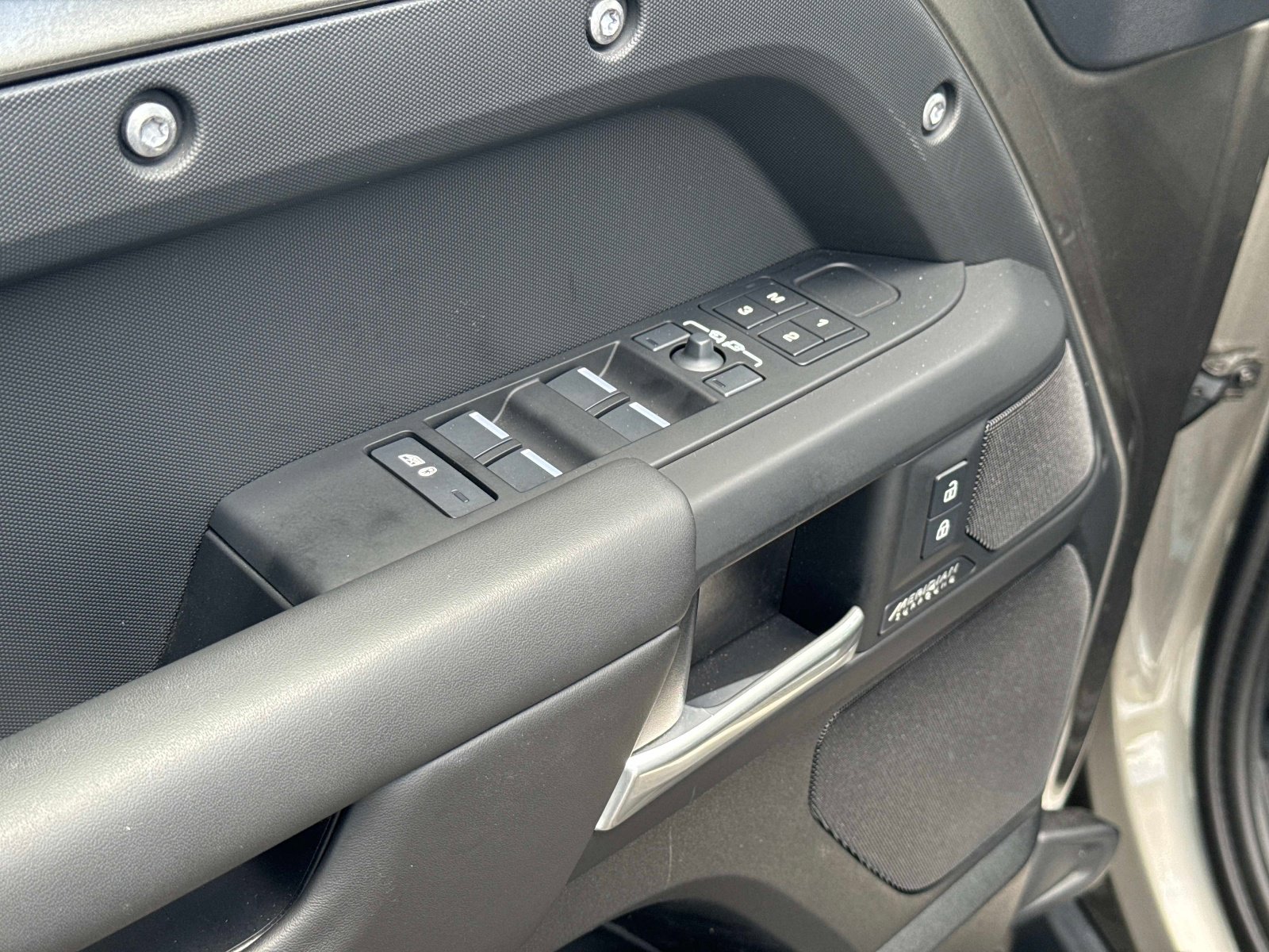 Used 2025 Land Rover Defender 110 X-Dynamic SE AWD/4WD image 19