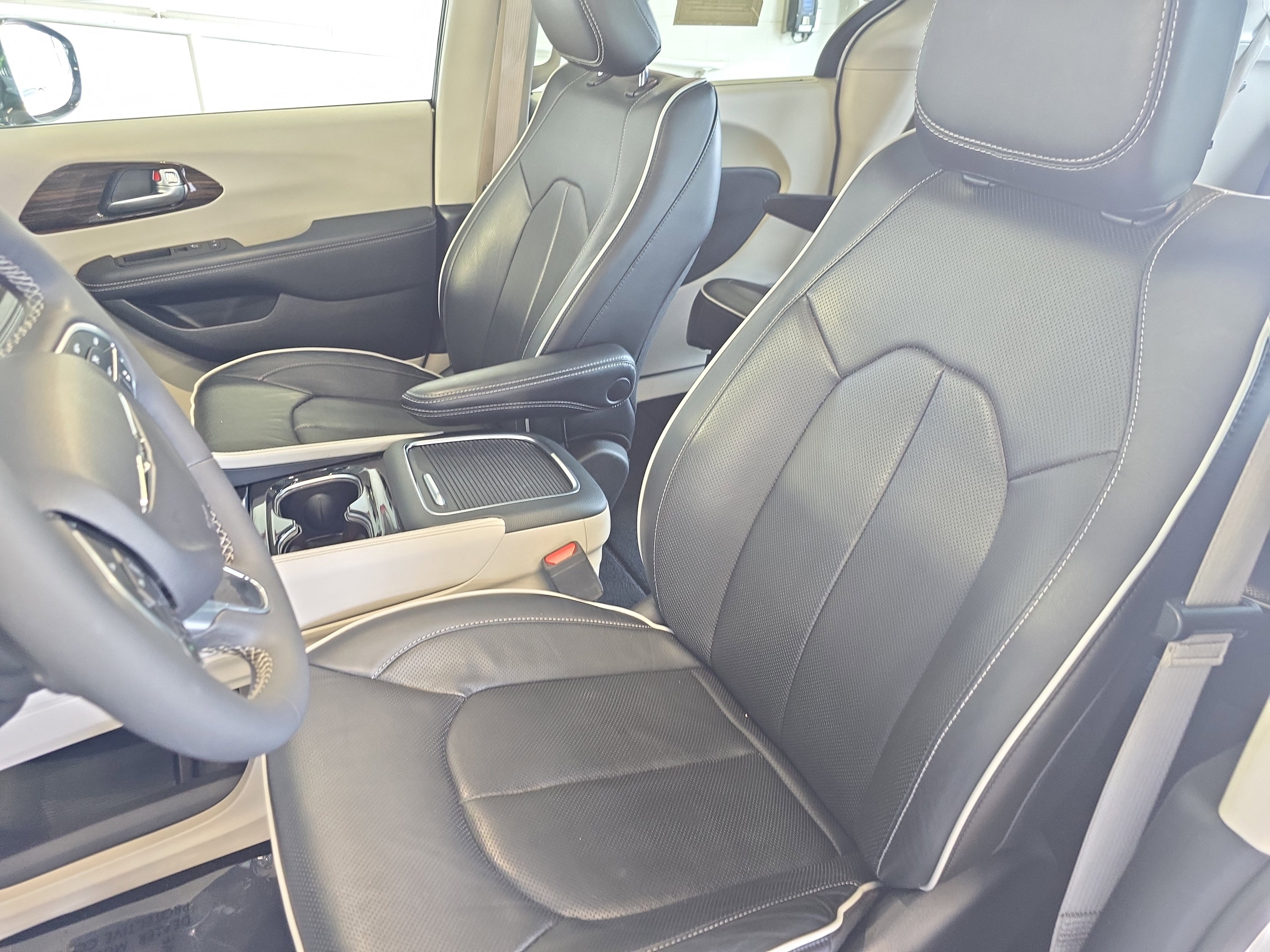 Used 2023 Chrysler Pacifica Limited FWD image 14