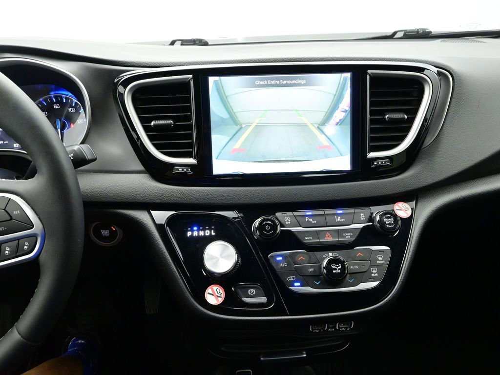 Used 2025 Chrysler Pacifica Select image 21