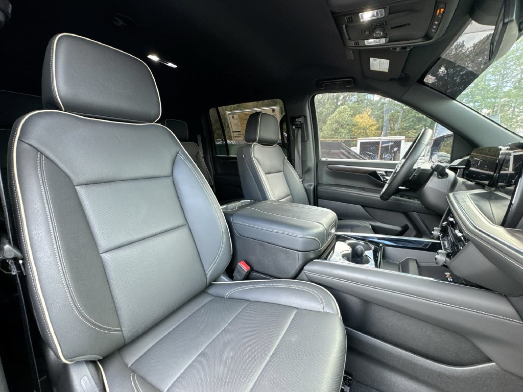 Used 2025 Chevrolet Suburban Premier RWD image 32