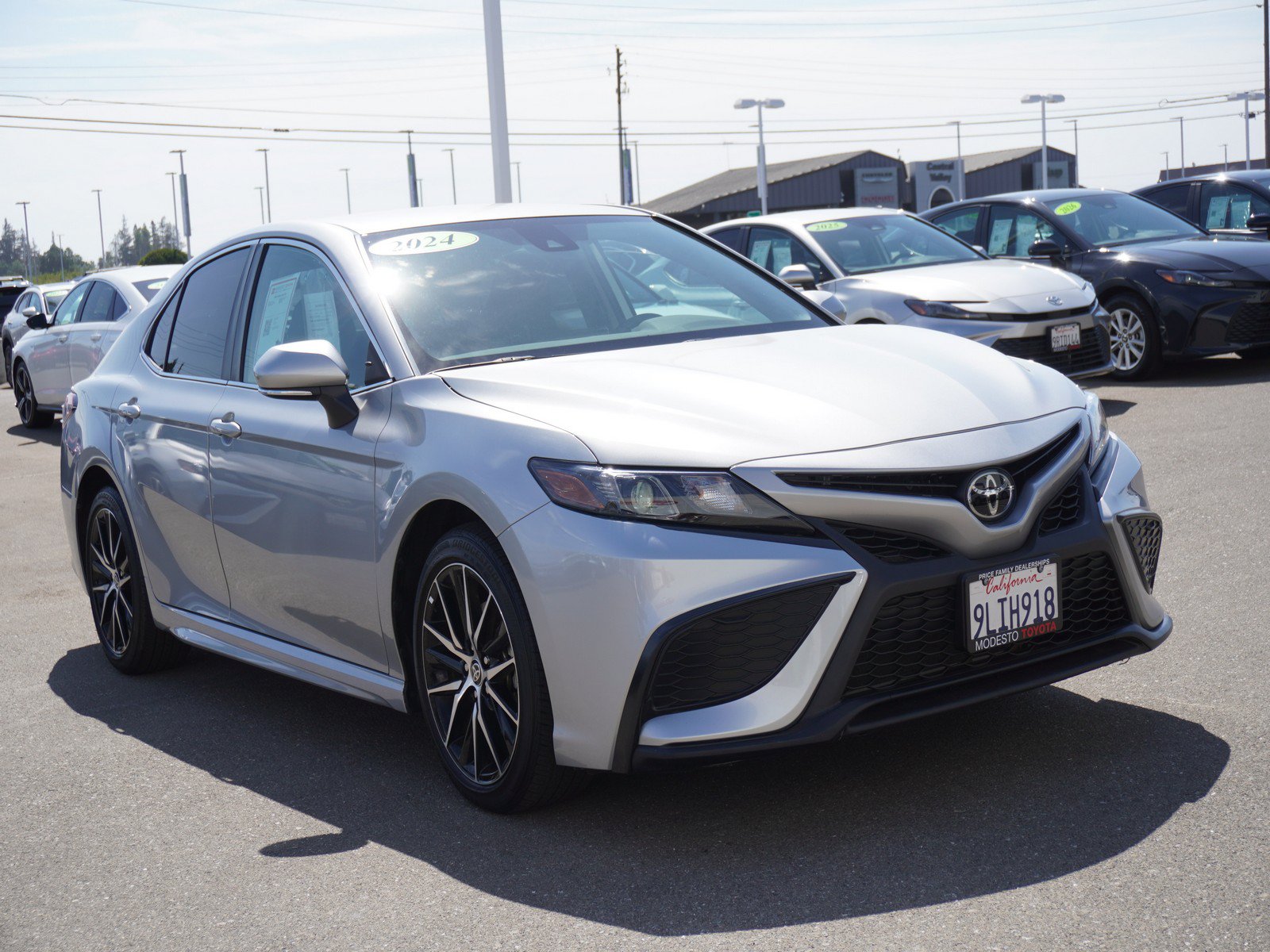 Used 2024 Toyota Camry SE FWD image 1